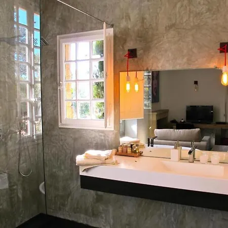 Hotel De L'artemise & Uzès